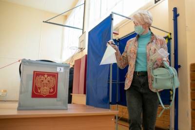 В Свердловской области к 18:00 в опросе по Конституции приняли участие 49% избирателей