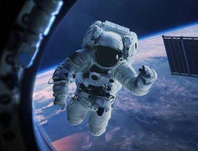 Зеркальце астронавта отправилось в свободное космическое плавание