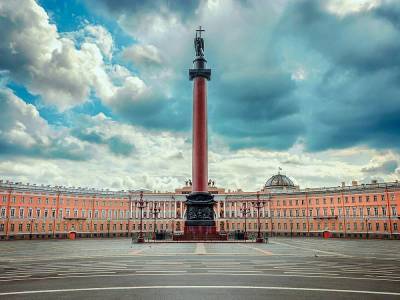 В Петербурге во время акции против поправок в Конституцию начали мыть Дворцовую площадь