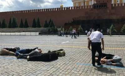 Активисты в знак протеста выложили телами на Красной площади год окончания полномочий Путина. Их задержали