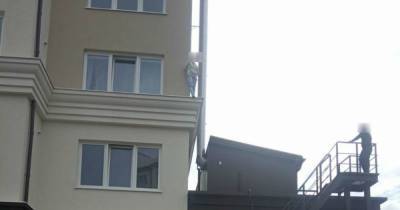 В Зеленоградске грозившая спрыгнуть с третьего этажа женщина поскользнулась и упала на спасателя