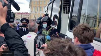 Участники флешмоба из Петербурга отказались надевать маски и провоцируют полицейских