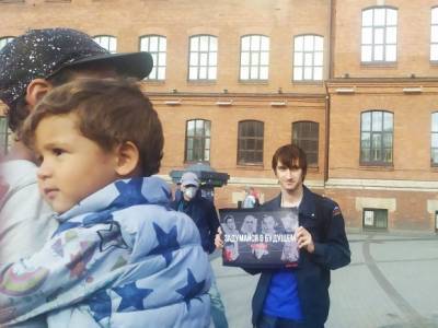 В Петербурге в окружении силовиков началась вторая волна протеста против поправок в Конституцию (фото)