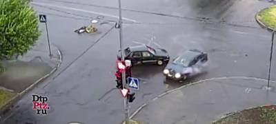 Автомобили "закрутило" после столкновения на перекрестке в Петрозаводске (ВИДЕО)