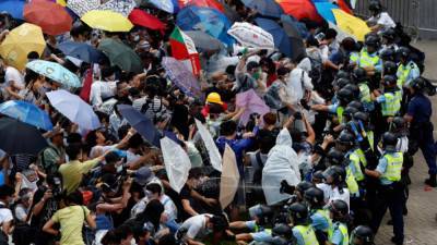 В Гонконге протесты, задержали больше 300 людей