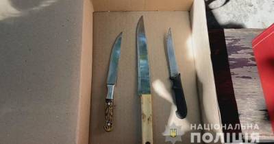 "Взорвалась": в Одессе женщина из-за ревности порезала ножом свою приятельницу (2 фото)
