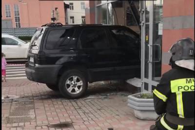 В Санкт-Петербурге водитель влетел на кроссовере в витрину кафе-шавермы