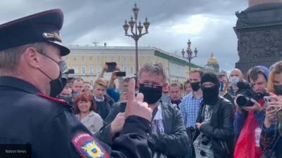 Участница флешмоба в центре Петербурга "ничего не думает" о поправках