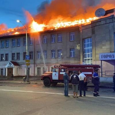 Пожарный пострадал при проливке и разборе конструкций сгоревшего дома культуры в Гусь-Хрустальном