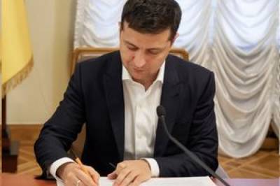 Зеленский подписал закон о запрете начисления штрафов по кредитам во время карантина