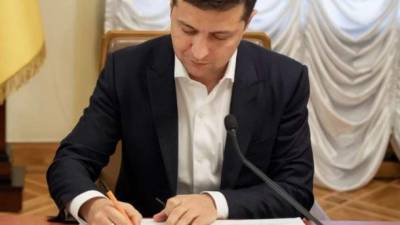 Зеленский подписал закон о запрете банкам штрафовать за просрочку по кредитам на время карантина