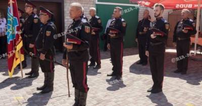В Мелитополе местные "казаки" собрались охранять общественный порядок: полиция - против