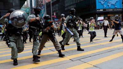 В Гонконге на протестах ранили полицейского