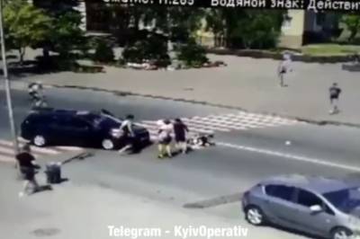 Под Киевом неадекватный водитель сбил мать с маленьким ребенком: видео трагедии