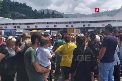 Грузинские трудовые мигранты потребовали открыть границу с Турцией