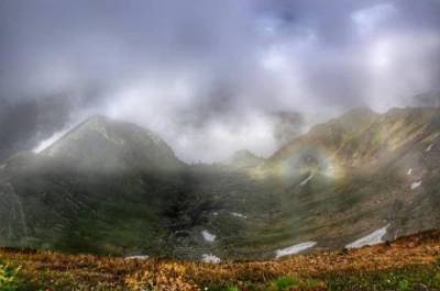 Еще такого чуда не бывало: при восхождении на гору Поп Иван турист зафиксировал невероятное оптическое явление (ФОТО)