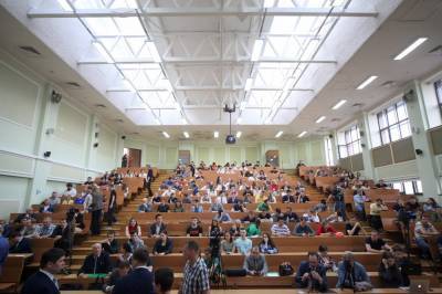 Выпускникам вузов в России предложили выплачивать зарплату за счет государства