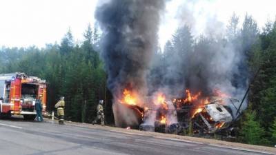 В Забайкалье грузовик оказался в кювете и полностью сгорел — водителя спасли, вовремя вытащив из кабины