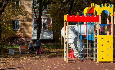 В Смоленске отремонтировали детскую площадку в сквере «Крылатые земляки»
