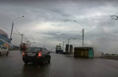 В Новокузнецке необычное ДТП рядом с ТРЦ попало на видео