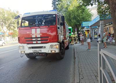 В Екатеринбурге вспыхнул стоявший на остановке автобус с пассажирами
