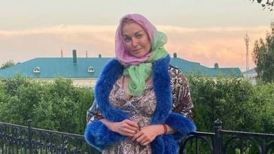 Грация и изящество: Волочкова самостоятельно подстригла кусты на своем участке