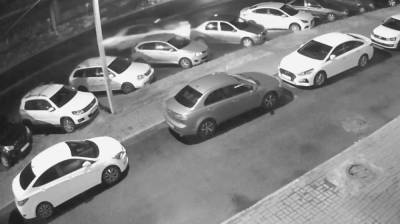 Появилось видео момента ДТП в Воронеже, где Mercedes протаранил 4 припаркованные машины