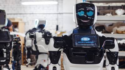 Российский робот Promobot начал работать в пермском МФЦ