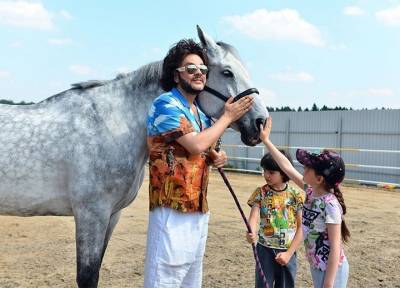 Сначала дети, теперь конь: Филипп Киркоров похвастался прибавлением в семействе