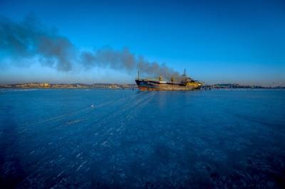 В Охотском море загорелось судно с вахтовиками