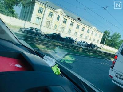 В Екатеринбурге на Сортировке «паровозиком» столкнулись пять машин