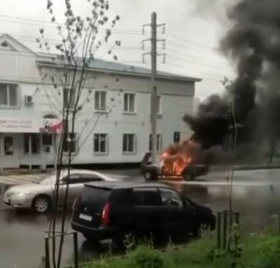 В Кузбассе горящий открытым пламенем автомобиль сняли на видео