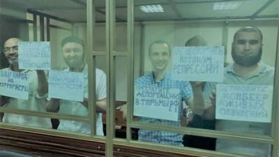 "Наш народ - они не террористы": в РФ фигуранты "дела Хизб ут-Тахрир" устроили протест в суде через новые задержания крымских татар