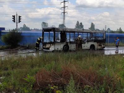В Новокузнецке на дороге загорелся рейсовый автобус, появилось видео ЧП