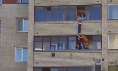 В Петрозаводске дети чуть не выпали с балкона, пока их мама была занята младенцем
