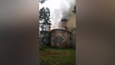 Российская церковь загорелась после удара молнии