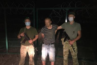Через колючую проволоку в Россию: Пограничники сняли на видео нарушителя, который среди ночи прорывался через границу