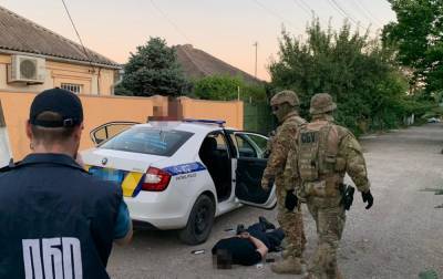 На Донбассе задержали полицейских за вымогательство и наркоторговлю