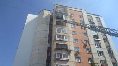 В центре Уфы огнём охватило балкон многоэтажки