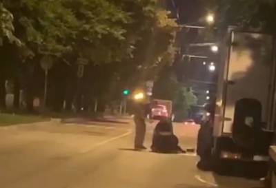 СМИ опубликовали видео избиения неудачливого поджигателя машин в Москве