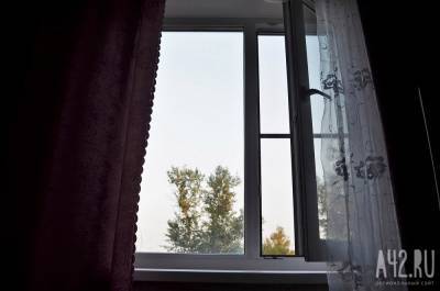 В Кемерове шестилетняя девочка выбралась в открытое окно седьмого этажа
