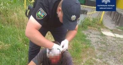 На трассе под Киевом нашли мужчину, истекающего кровью