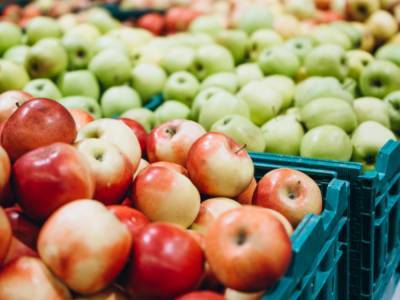 Яблоки в Украине продают по цене от 50 гривен килограмма из-за повышенного спроса на фрукт - предприниматель