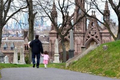 В Нью-Йорке открылась вакансия с условием проживания на старом кладбище
