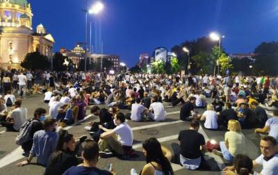 Митингующие в Сербии устроили сидячий протест – фото