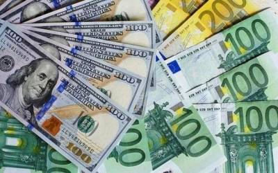 Открытие межбанка: Курс евро начал день с потерь