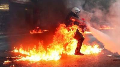 Демонстранты закидали коктейлям Молотова полицию в Греции — видео