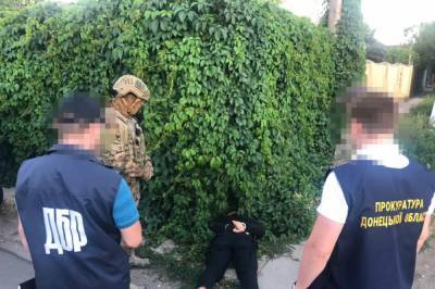 В Донецкой области задержали банду полицейских, которые отнимали наркотики у других и сами продавали их