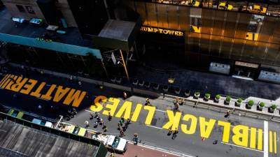 Мэр Нью-Йорка с протестующими нарисовал "Black Lives Matter" у здания Trump Tower
