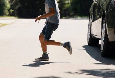 В Мурино семилетний мальчик попал под колеса автомобиля